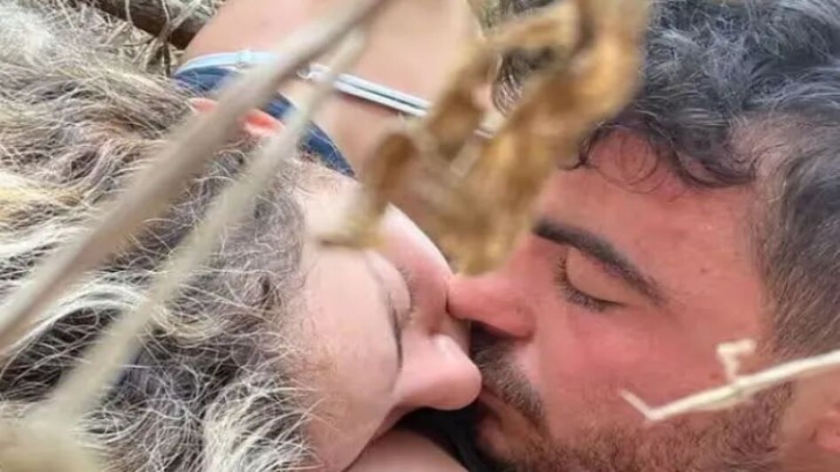 Israel Couple Kissing Viral Photo : हम लोग झाड़ियों में छिपे थे, हमारे साथ चमत्कार हुआ, Hamas के हमले के बाद Israel के इस कपल की फोटो हो रही है वायरल! Israel Couple Kissing Viral Photo : हम लोग झाड़ियों में छिपे थे, हमारे साथ चमत्कार हुआ, Hamas के ह...