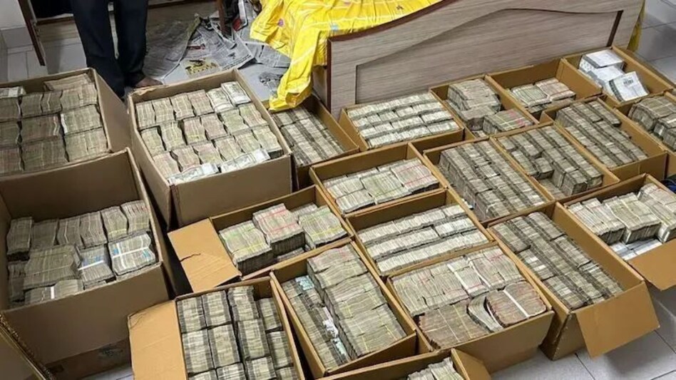 Bengaluru IT Raids : बेंगलुरु के फ्लैट में पड़ी IT रेड, 21 कार्टन बॉक्स में भरा कैश बरामद, देखिए तस्वीर Bengaluru IT Raids : बेंगलुरु के फ्लैट में पड़ी IT रेड, 21 कार्टन बॉक्स में भरा कैश बरामद, देखिए तस...