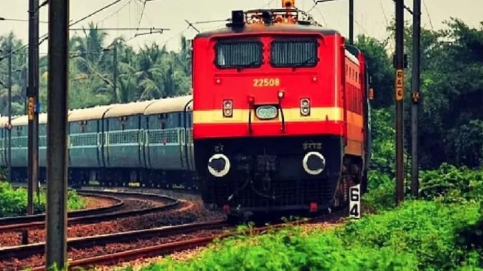 पति पी रहा था शराब, पत्नी से हुआ झगड़ा तो पत्नी रेलवे ट्रैक पर लेट गई, सामने से आई ट्रेन और फिर! पति पी रहा था शराब, पत्नी से हुआ झगड़ा तो पत्नी रेलवे ट्रैक पर लेट गई, सामने से आई ट्रेन और फिर!