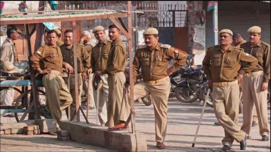 यूपी पुलिस ने डकैती का केस पानी में परछाई देखकर सॉल्व कर दिया, क्या है पूरा सच? यूपी पुलिस ने डकैती का केस पानी में परछाई देखकर सॉल्व कर दिया, क्या है पूरा सच?