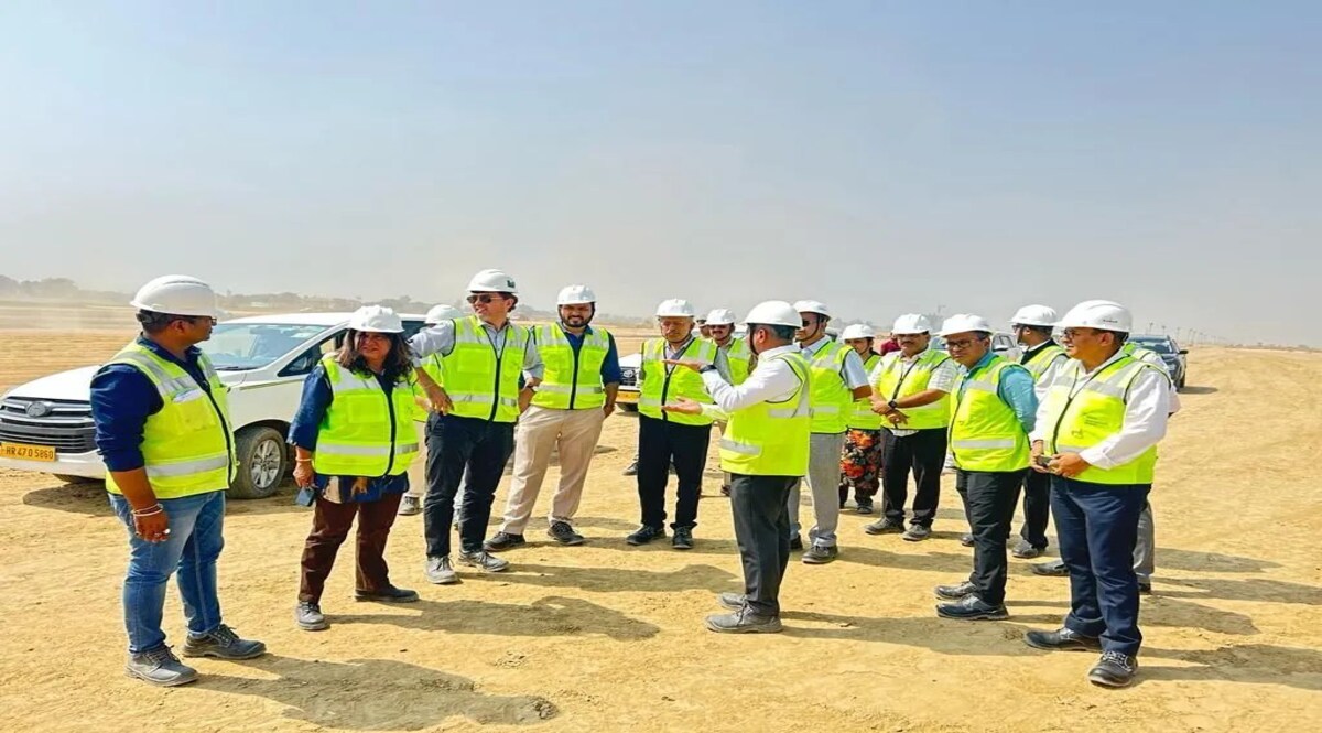 यूपी सरकार के टॉप मोस्ट अधिकारियों का नोएडा इंटरनेशनल एयरपोर्ट पर तूफानी दौरा, फरवरी 2024 में तैयार होगी हवाई पट्टी काम जारी