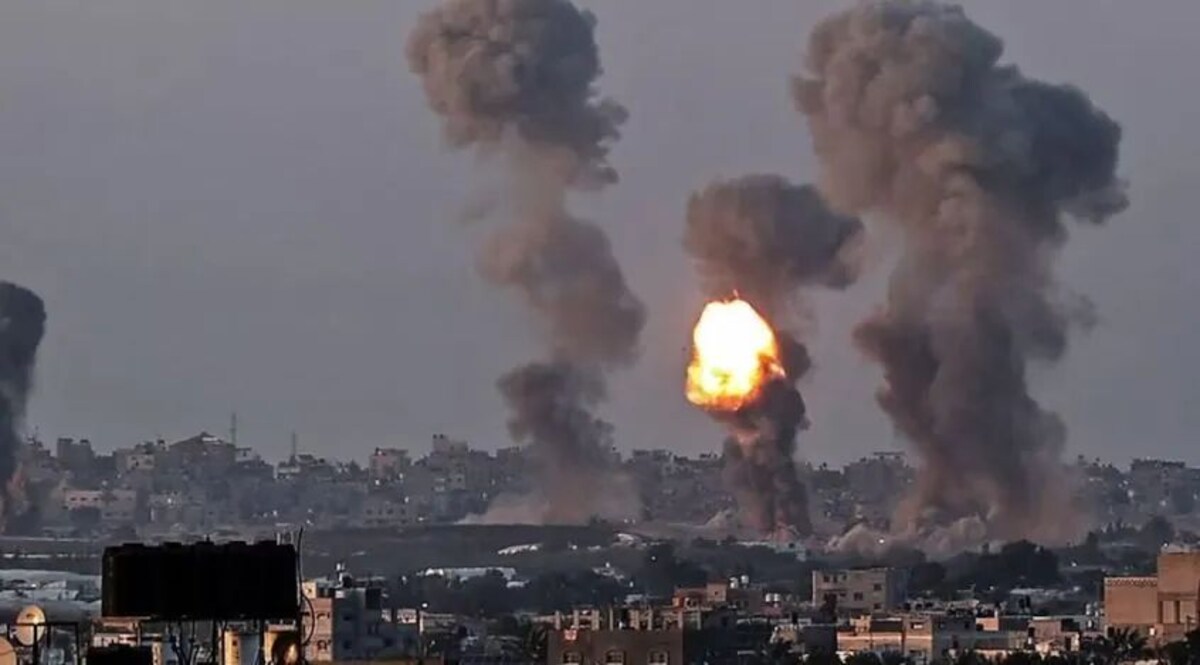 हमास को छोड़कर हिजबुल्लाह पर टूट पड़ा इजराइल, जंग में नया ट्विस्ट हमास को छोड़कर हिजबुल्लाह पर टूट पड़ी इजराइली सेना