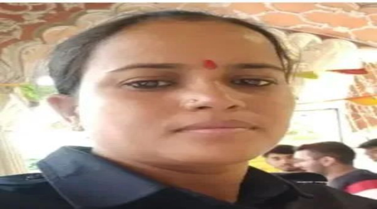 अज्ञात बदमाश ने घर में घुसकर महिला कांस्टेबल पर धारदार हथियार से हमला किया महिला कांस्टेबल पर जानलेवा हमला