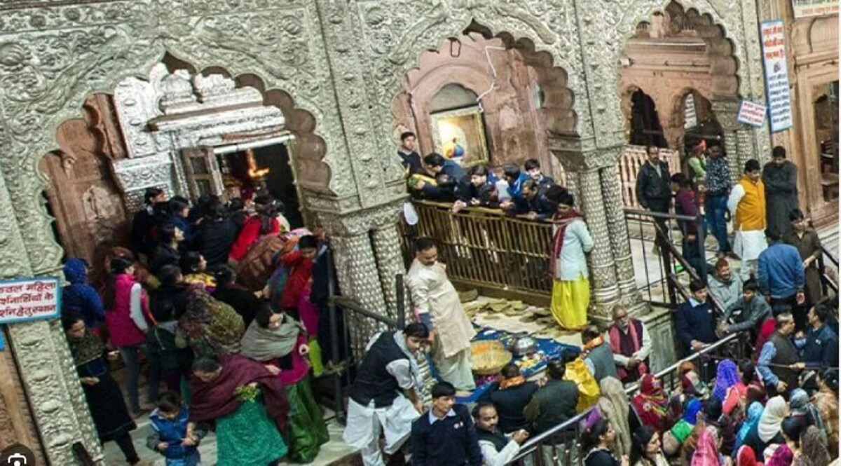 बांके बिहारी मंदिर में मोबाइल ले जाने पर पाबंदी, दरवाजे पर लगा बोर्ड, मंदिर में मोबाइल ले जाना वर्जित मंदिर में मोबाइल ले जाना वर्जित