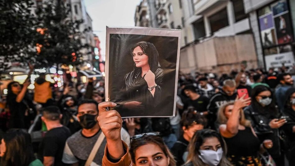 पुलिस हिरासत में जान गवानें वाली महसा अमिनी को दिया गया पुरस्कार पुलिस हिरासत में जान गवानें वाली महसा अमिनी को दिया गया पुरस्कार