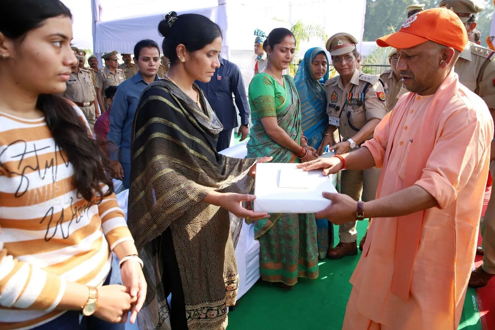 यूपी में 7 महीने में 190 दुर्दांत अपराधी एनकाउंटर में हुए ढेर, 16 पुलिसकर्मी हुए शहीद, शहीद पुलिस कर्मियों के साथ खड़ी है सरकार: सीएम योगी यूपी में 7 महीने में 190 दुर्दांत अपराधी एनकाउंटर में हुए ढेर, 16 पुलिसकर्मी हुए शहीद, शहीद पुलिस क...