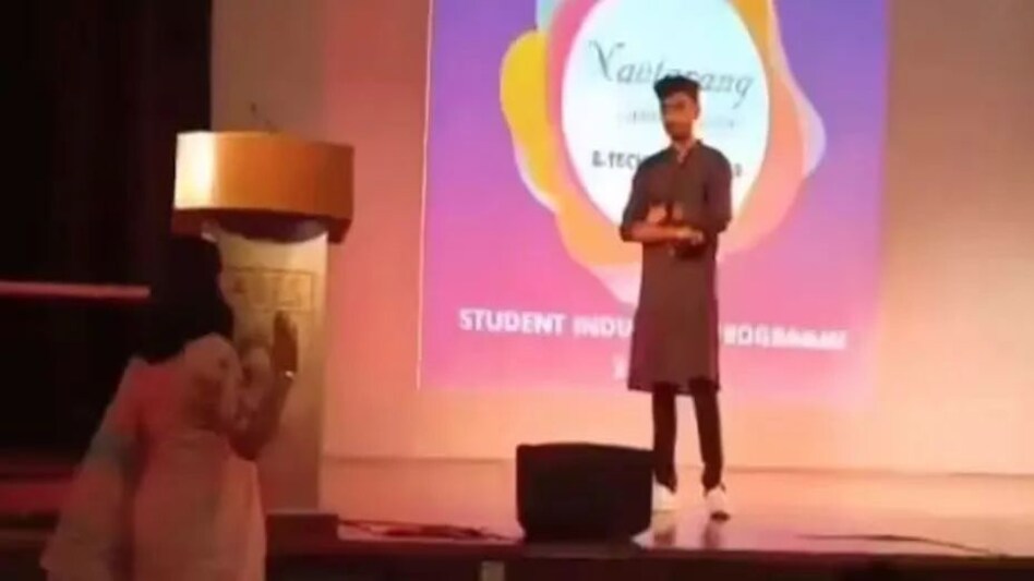 गाजियाबाद के कॉलेज में जय श्रीराम का नारा लगाने के मामले में एक्शन, दो प्रोफेसर किए गए सस्पेंड गाजियाबाद के कॉलेज में जय श्रीराम का नारा लगाने के मामले में एक्शन, दो प्रोफेसर किए गए सस्पेंड