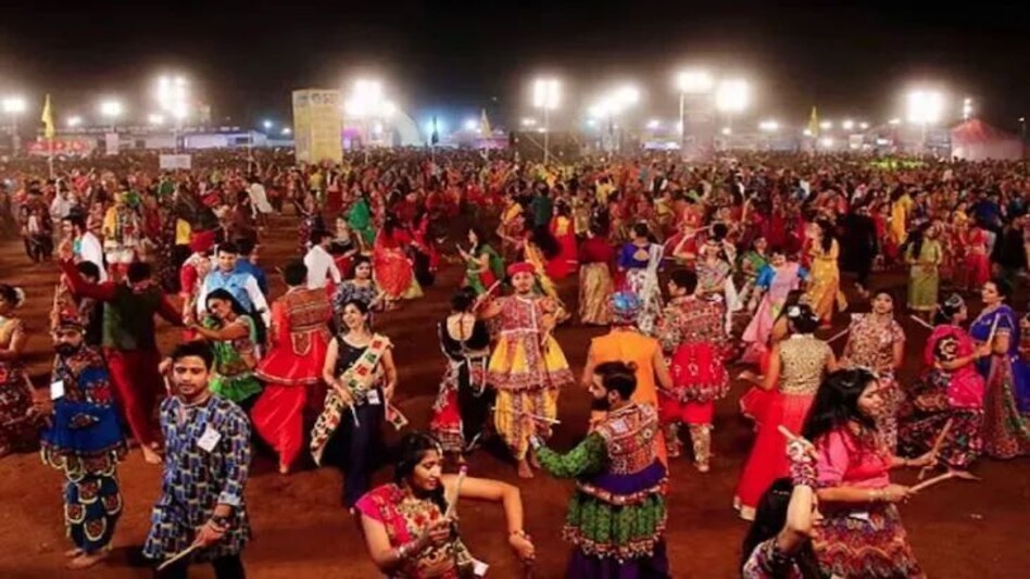 नवरात्रि में गरबा सेलिब्रेशन को निकले हो गई मौत, गुजरात में 24 घंटों में गरबा सेलिब्रेशन के दौरान 10 की हार्ट अटैक से मौत नवरात्रि में गरबा सेलिब्रेशन को निकले हो गई मौत, गुजरात में 24 घंटों में गरबा सेलिब्रेशन के दौरान 1...