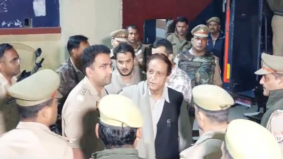 आज़म ख़ान बोले सरकार कर देगी मेरा एनकाउंटर, आधी रात में शिफ्ट किया गया सीतापुर जेल, अब्दुल्ला को भेजा हरदोई जेल आज़म ख़ान बोले सरकार कर देगी मेरा एनकाउंटर, आधी रात में शिफ्ट किया गया सीतापुर जेल, अब्दुल्ला को भे...