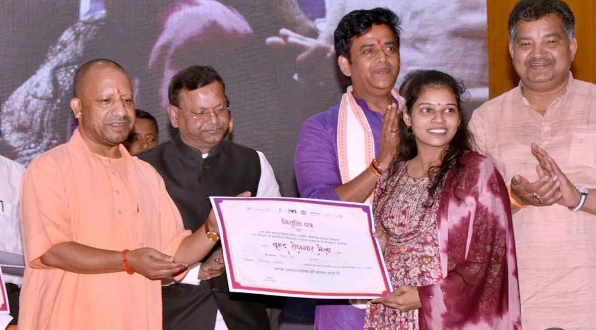 महिला सुरक्षा को लेकर योगी सरकार ने रोडवेज बसों में सुविधाएं बढ़ाई, प्रयागराज रीजन में 50 रोडवेज बसें हुई पैनिक बटन से लैस WOMEN SAFETY