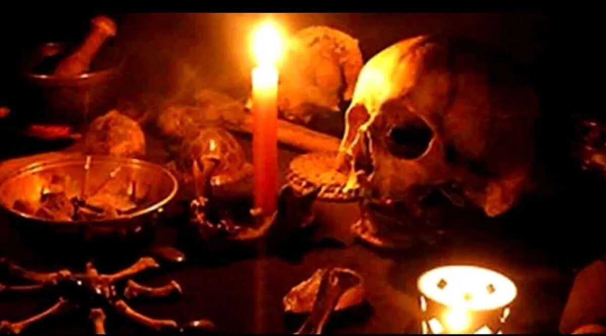 भूत भगाने के लिए तांत्रिक ने की युवती की हत्या, गर्दन पर लात रखकर सुलाया मौत की नींद, 7 दिन में जिंदा करने का किया था दावा, ढोंगी गिरफ़्तार Photo