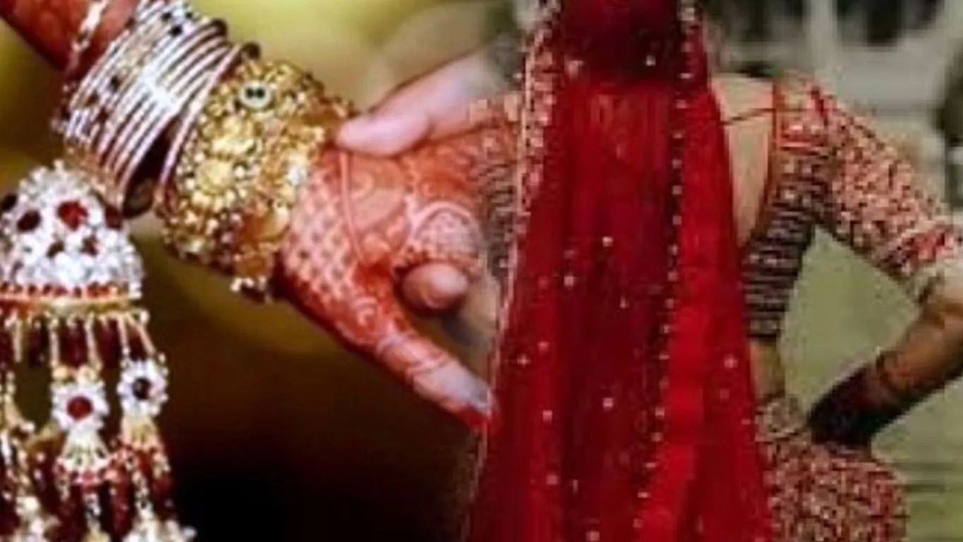 नवम्बर में होनी थी शादी, लड़की शादी के गहने लेकर बॉयफ्रेंड संग हो गयी रफूचक्कर, मुकदमा दर्ज Photo