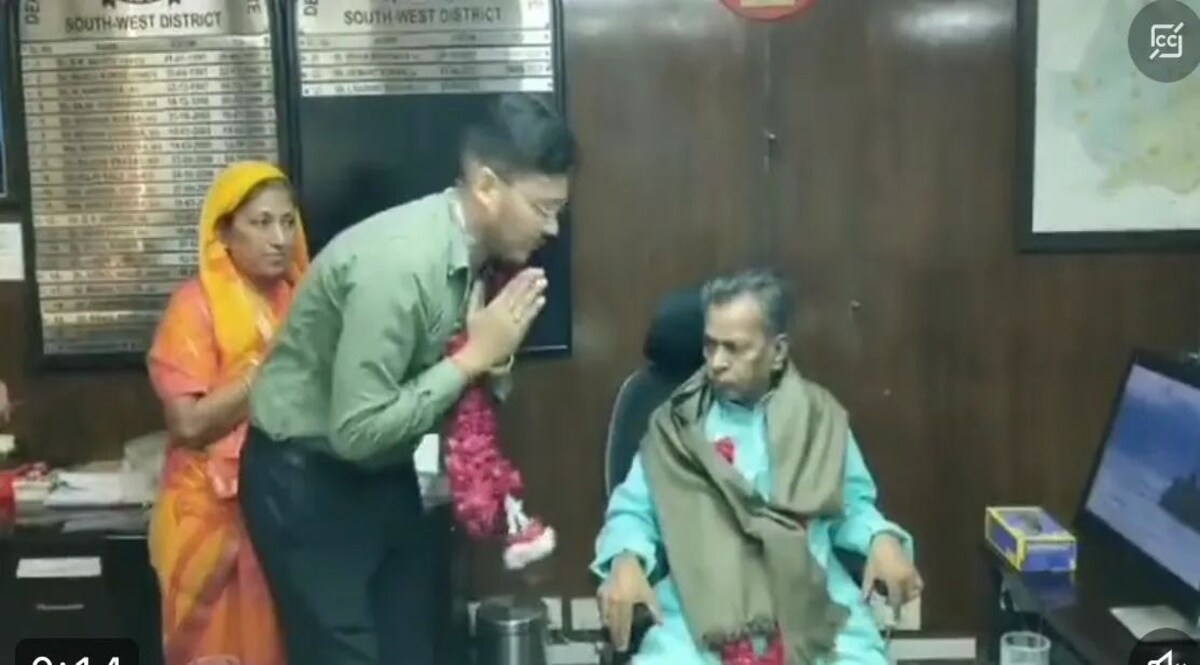 दिल्ली के डीएम ने पुजारी को दी अपनी कुर्सी, वीडियो वायरल हुआ तो विवादों में फँस गए कलेक्टर साहब, जाँच जारी Photo