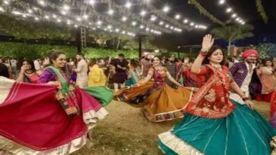 गुजरात : नवरात्रि के दौरान गरबा करते समय 'दिल का दौरा' पड़ने से एक हफ्ते में छह लोगों की मौत गुजरात : नवरात्रि के दौरान गरबा करते समय 'दिल का दौरा' पड़ने से एक हफ्ते में छह लोगों की मौत