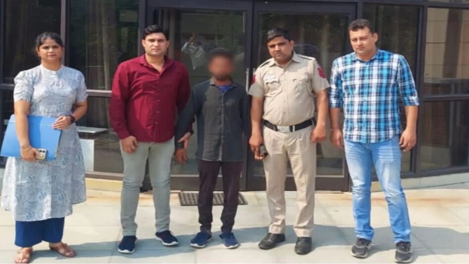 Exclusive: इंग्लैंड से गिफ्ट भेजने का नाम पर करोड़ों की ठगी, सॉफ्टवेर इंजीनियर जालसाज़ गिरफ़्तार, चम्पावत की पहाड़ियों से लूट का कारोबार Exclusive: इंग्लैंड से गिफ्ट भेजने का नाम पर करोड़ों की ठगी, सॉफ्टवेर इंजीनियर जालसाज़ गिरफ़्तार, च...