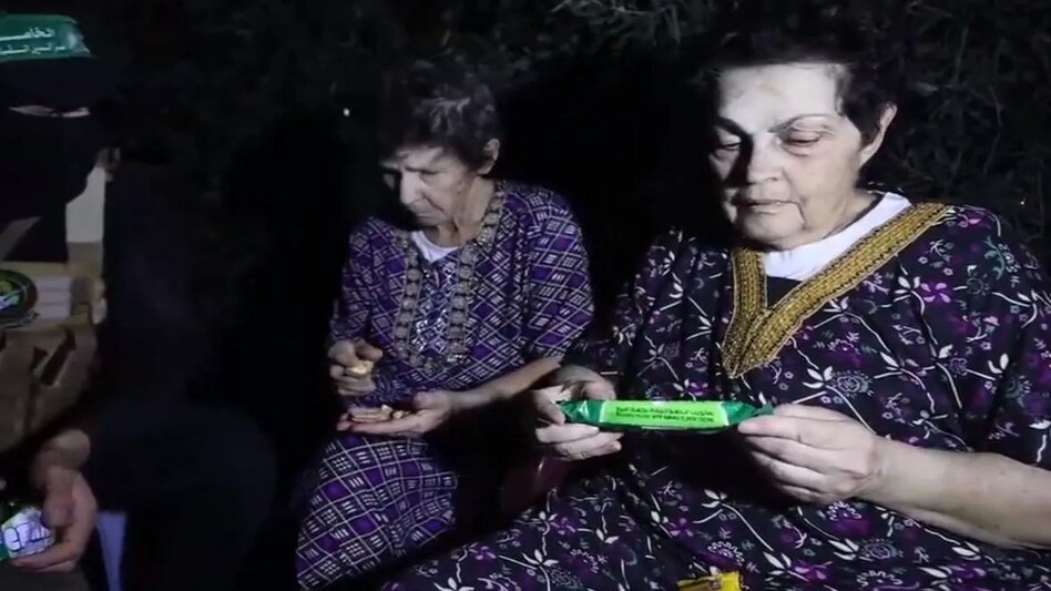 हमास के आतंकियों के साथ चाय-बिस्किट खाती नजर आई बंधक महिलाएं हमास के आतंकियों के साथ चाय-बिस्किट खाती नजर आई बंधक महिलाएं