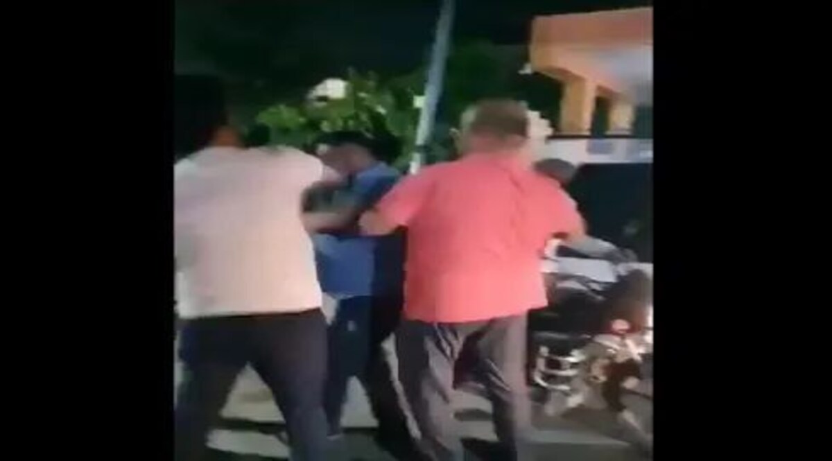 वाराणसी में You Tuber अमित मौर्य ने मां दुर्गा पर की अशोभनीय टिप्पणी, लोगों ने खूब पीटा, पुलिस का बड़ा एक्शन YouTuber Amit Maurya : वाराणसी में मां दुर्गा पर अशोभनीय टिप्पणी मामले में यूट्यूबर अमित मौर्य पर एक्शन.