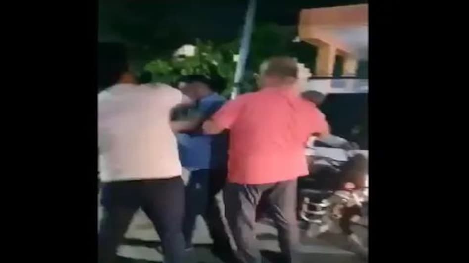 वाराणसी में You Tuber अमित मौर्य ने मां दुर्गा पर की अशोभनीय टिप्पणी, लोगों ने खूब पीटा, पुलिस का बड़ा एक्शन वाराणसी में You Tuber अमित मौर्य ने मां दुर्गा पर की अशोभनीय टिप्पणी, लोगों ने खूब पीटा, पुलिस का ब...