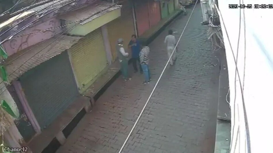 क्राइम ब्रांच का अफसर बता दो ठगों ने सर्राफा कारोबारी से 5 लाख का सीतारानी हार लूट लिया क्राइम ब्रांच का अफसर बता दो ठगों ने सर्राफा कारोबारी से 5 लाख का सीतारानी हार लूट लिया