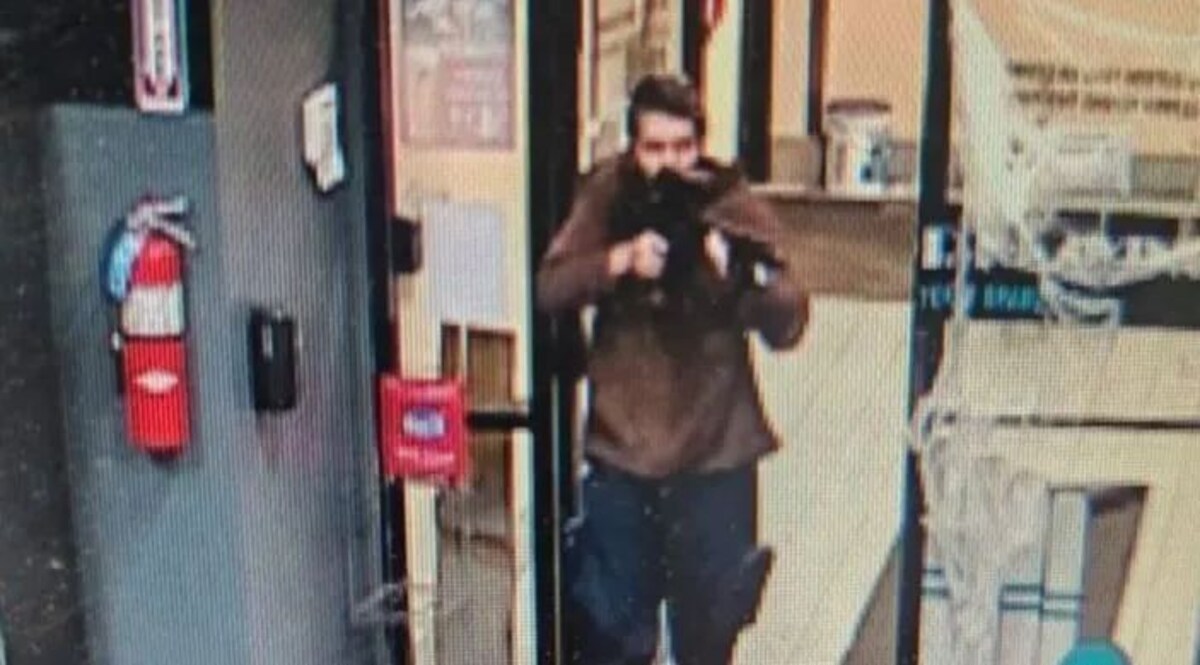 अमेरिका के लेविस्टन में तीन जगहों पर ताबड़तोड़ फायरिंग, 22 लोग मरे, कई दर्जन घायल अमेरिका के लेविस्टन मेने में ताबड़तोड़ गोलियां चलाने वाला संदिग्ध