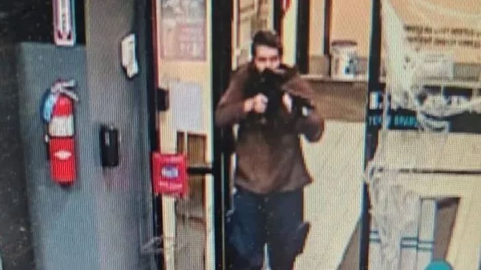 अमेरिका के लेविस्टन में तीन जगहों पर ताबड़तोड़ फायरिंग, 22 लोग मरे, कई दर्जन घायल अमेरिका के लेविस्टन में तीन जगहों पर ताबड़तोड़ फायरिंग, 22 लोग मरे, कई दर्जन घायल