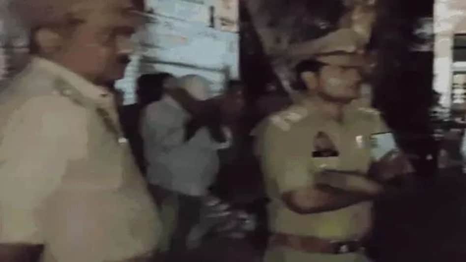 अमेठी में दबंगों ने घर में घुसकर 16 साल की लडकी को जिंदा जलाया, पुरानी दुश्मनी में मौत का खेल अमेठी में दबंगों ने घर में घुसकर 16 साल की लडकी को जिंदा जलाया, पुरानी दुश्मनी में मौत का खेल