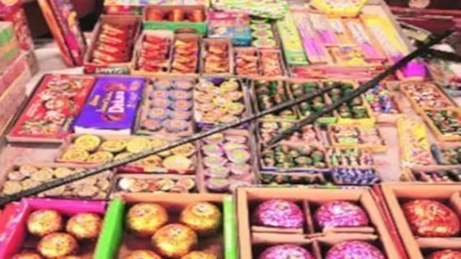 अवैध रूप से पटाखे बेचने के आरोप में दो लोग गिरफ्तार अवैध रूप से पटाखे बेचने के आरोप में दो लोग गिरफ्तार