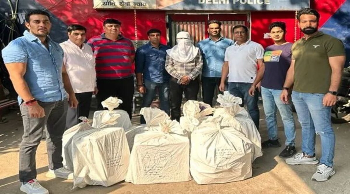 दिल्ली के अशोक नगर से 162 किलो अवैध पटाखे जब्त, एक आरोपी गिरफ्तार जांच में जुटी पुलिस