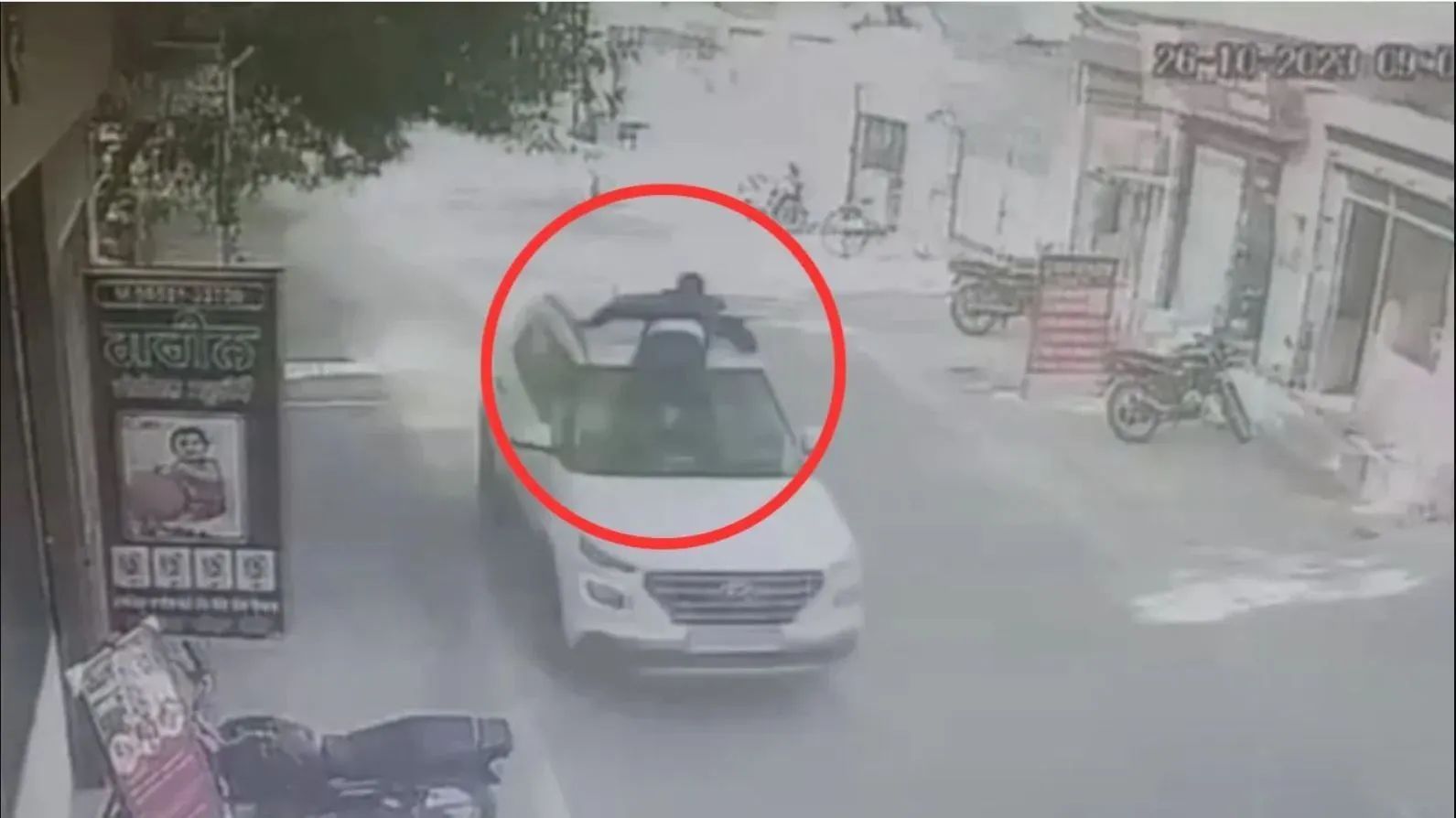 सनकी टीचर की दरिंदगी, छात्र को बोनट पर लटकाकर 10 KM घुमाया, दिल दहला देगा Video Crime Tak