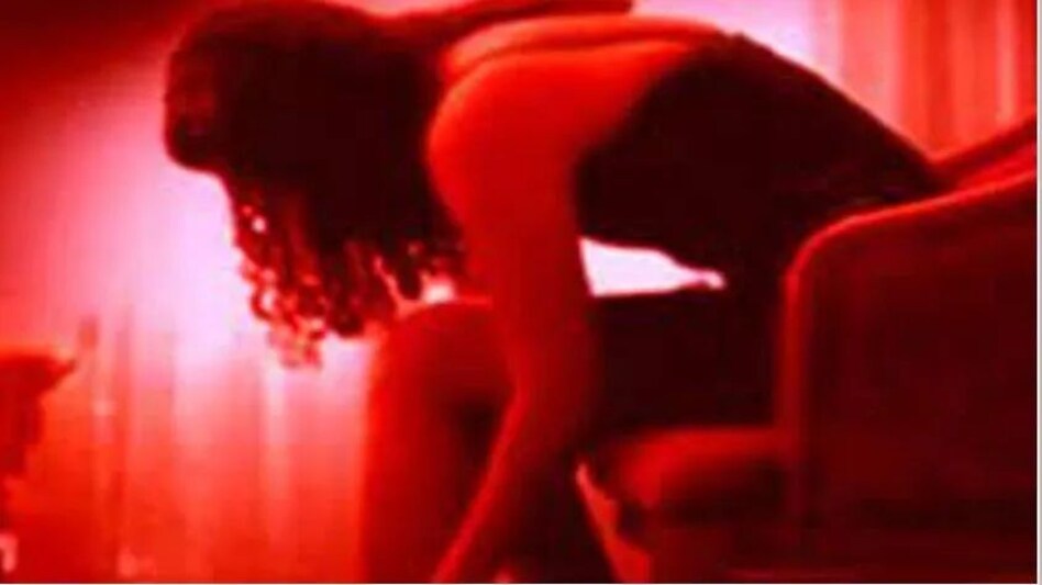 पटना के इस होटल में हर घंटे के हिसाब से जिस्मफरोशी की बुकिंग, कम उम्र की लड़कियों से चलता था सेक्स रैकेट पटना के इस होटल में हर घंटे के हिसाब से जिस्मफरोशी की बुकिंग, कम उम्र की लड़कियों से चलता था सेक्स ...