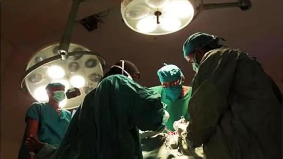 बांदा में बेहद चौंकाने वाला मामला, नसबंदी के बाद भी गर्भवती हो गई आठ महिलाएं, मिलेगा मुआवज़ा बांदा में बेहद चौंकाने वाला मामला, नसबंदी के बाद भी गर्भवती हो गई आठ महिलाएं, मिलेगा मुआवज़ा