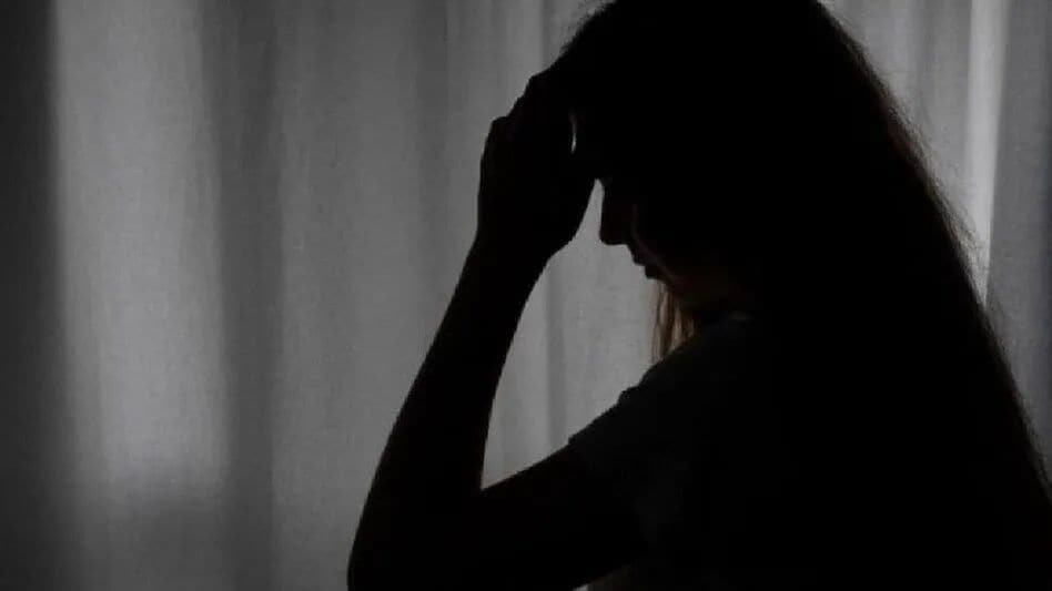 काले शीशे वाले ऑफिस में बुला प्रिंसिपल हम छात्राओं के बदन को छूते हैं, लड़कियों ने PM को लेटर भेज मांगी मदद काले शीशे वाले ऑफिस में बुला प्रिंसिपल हम छात्राओं के बदन को छूते हैं, लड़कियों ने PM को लेटर भेज म...