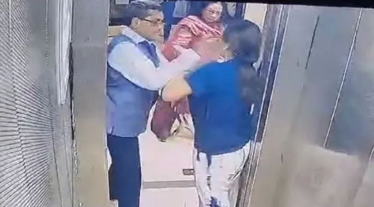 कुत्ते को लेकर फिर बवाल, EX IAS अफसर ने महिला को जड़ा थप्पड़, फिर जमकर हुई मारपीट नोएडा की सोसाइटी में लिफ्ट में कुत्ता ले जाने पर हुआ फिर बवाल