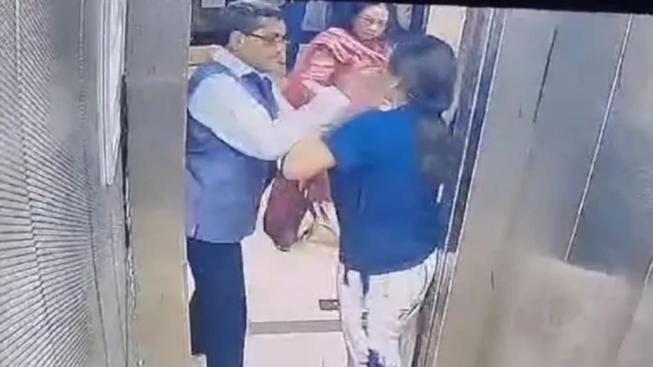 कुत्ते को लेकर फिर बवाल, EX IAS अफसर ने महिला को जड़ा थप्पड़, फिर जमकर हुई मारपीट कुत्ते को लेकर फिर बवाल, EX IAS अफसर ने महिला को जड़ा थप्पड़, फिर जमकर हुई मारपीट