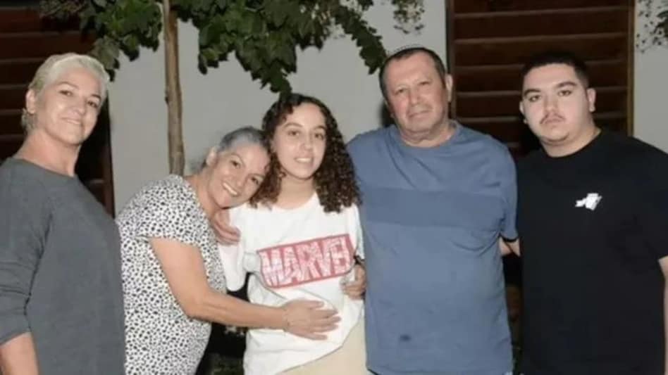 हमास आतंकियों के चुंगल से इजरायली महिला सैनिक को बचाया गया, घर लौटी महिला हमास आतंकियों के चुंगल से इजरायली महिला सैनिक को बचाया गया, घर लौटी महिला