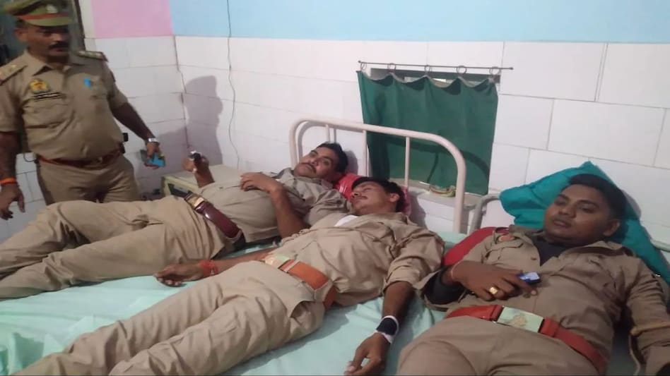 यूपी के महोबा में बदमाशों ने पुलिस पर की फायरिंग, राइफल छीनी, एनकाउंटर में दो बदमाश ज़ख़्मी, तीन पुलिसकर्मी घायल यूपी के महोबा में बदमाशों ने पुलिस पर की फायरिंग, राइफल छीनी, एनकाउंटर में दो बदमाश ज़ख़्मी, तीन पु...