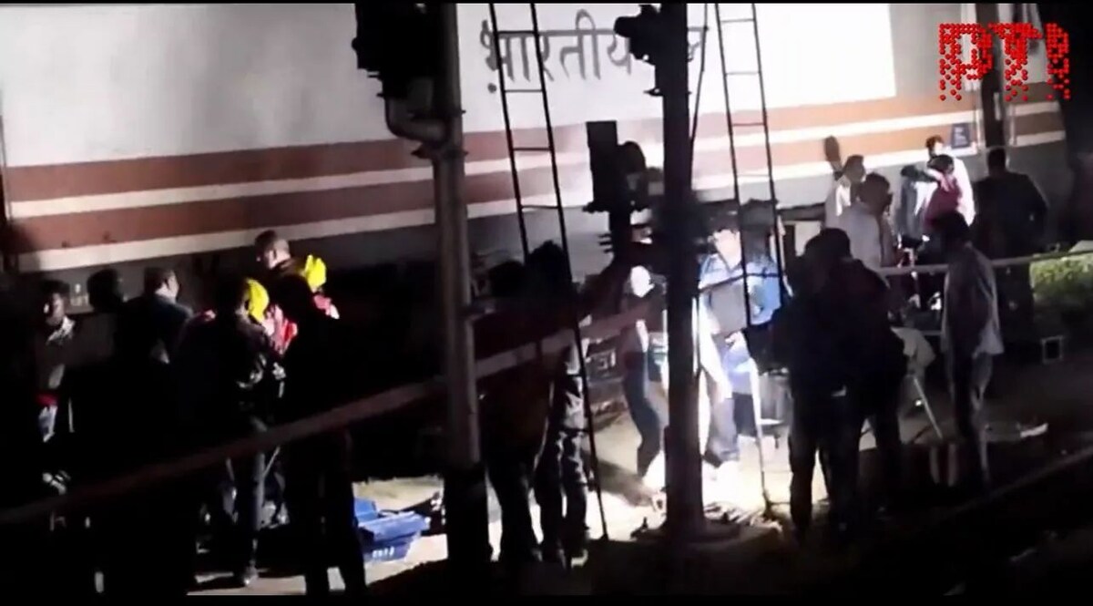 उत्तर प्रदेश के प्रयागराज स्टेशन पर सुहेलदेव एक्सप्रेस के दो डिब्बे और इंजन पटरी से उतरे Derailed