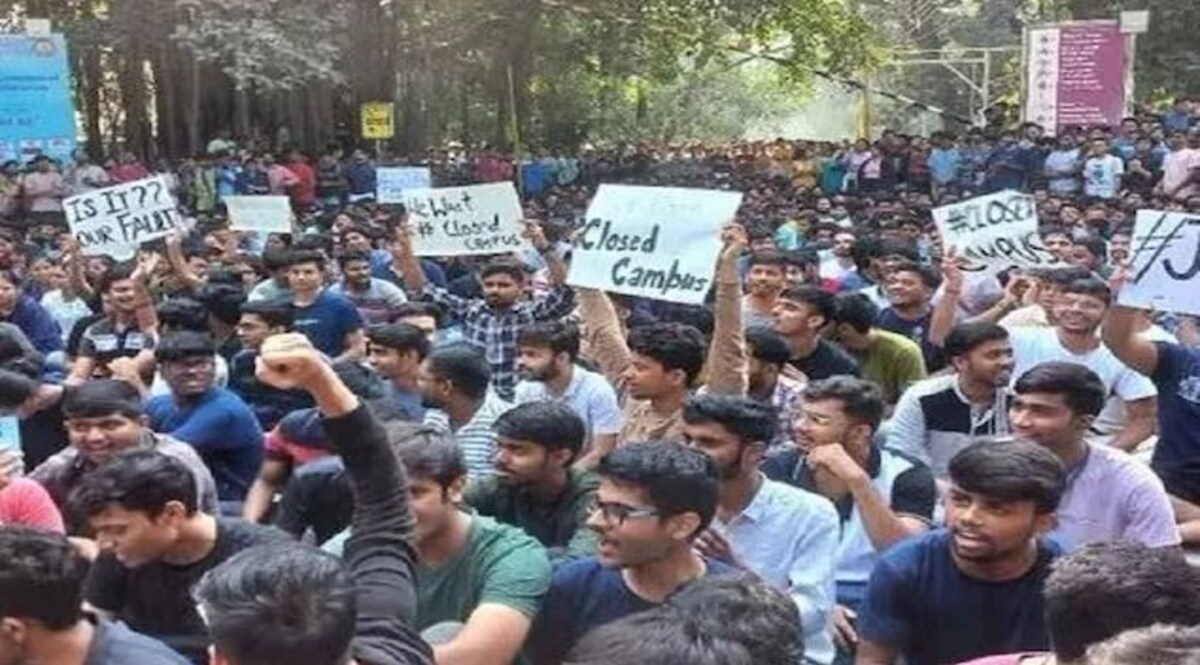 मोबाइल छीना, कपड़े उतरवाए फिर खींचीं अश्लील फोटो, छात्रा से छेड़छाड़ पर बवाल Banaras Hindu University Student Molestation Case