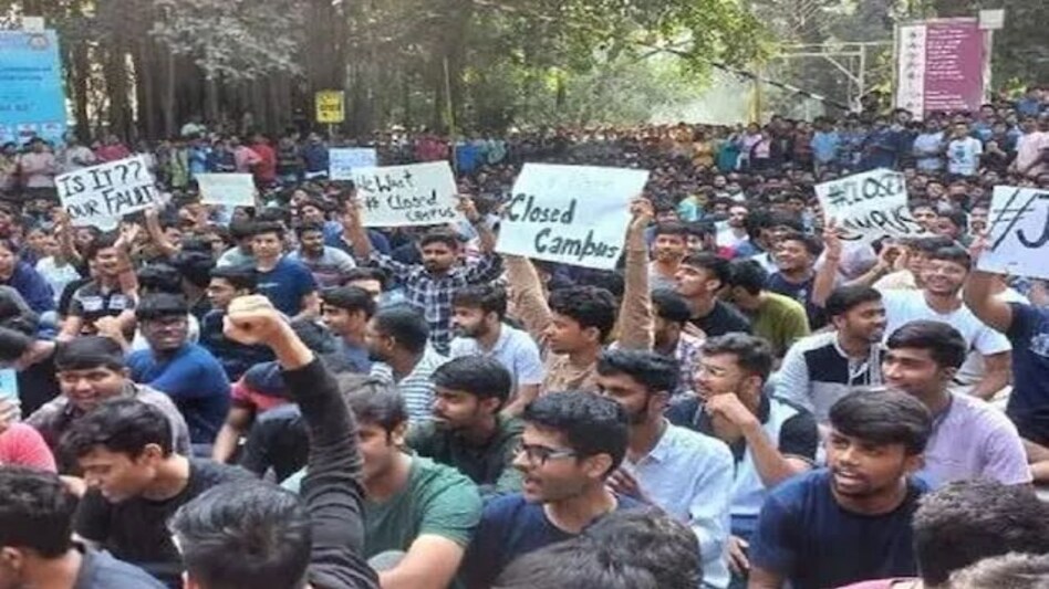 मोबाइल छीना, कपड़े उतरवाए फिर खींचीं अश्लील फोटो, छात्रा से छेड़छाड़ पर बवाल मोबाइल छीना, कपड़े उतरवाए फिर खींचीं अश्लील फोटो, छात्रा से छेड़छाड़ पर बवाल