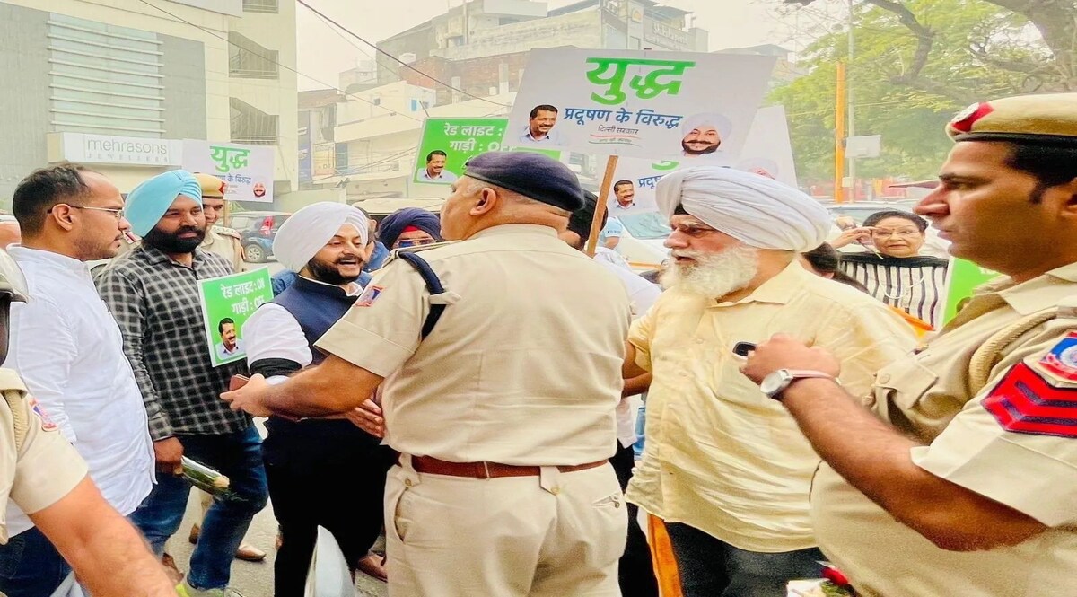 ‘रेड लाइट ऑन, गाड़ी ऑफ’ अभियान के दौरान पुलिस ने दो विधायकों को हिरासत में लिया : आप जांच में जुटी पुलिस