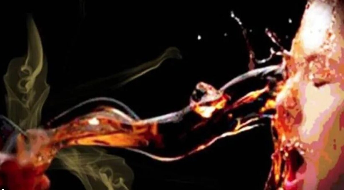 नोएडा में करवा चौथ के दिन पति ने पत्नी पर फेंका तेजाब, चेहरा बुरी तरह झुलसा जांच में जुटी पुलिस