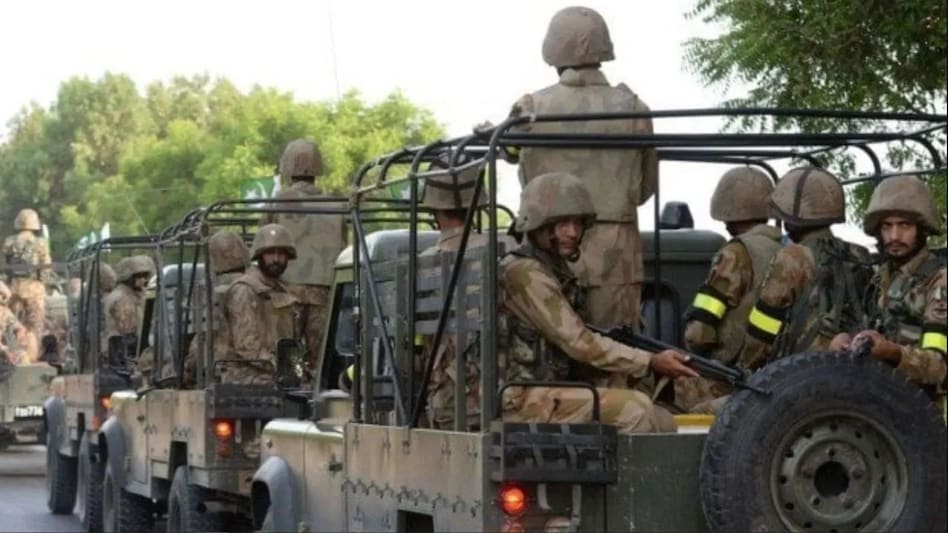 बलूचिस्तान में आतंकियों ने सेना के दो वाहनों पर किया हमला, 14 सैनिकों की मौत बलूचिस्तान में आतंकियों ने सेना के दो वाहनों पर किया हमला, 14 सैनिकों की मौत