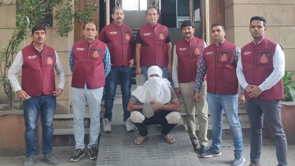 दिल्ली में ख़ूँख़ार गोगी गैंग का शार्प शूटर गिरफ़्तार, घर पर चलाई गोली माँगी एक करोड़ की रंगदारी दिल्ली में ख़ूँख़ार गोगी गैंग का शार्प शूटर गिरफ़्तार, घर पर चलाई गोली माँगी एक करोड़ की रंगदारी