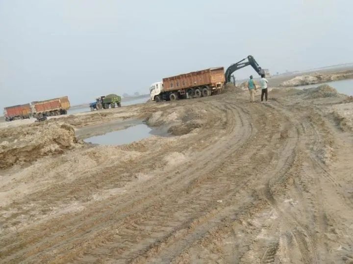 UP News: DM जैसे ही जांच को निकलते, ड्राइवर दे देता था खनन माफिया को खबर.. ऐसे पकड़ा गया UP News: DM जैसे ही जांच को निकलते, ड्राइवर दे देता था खनन माफिया को खबर.. ऐसे पकड़ा गया