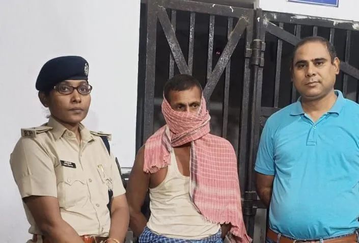 पटना में बीवी की जान बचाने के लिए बेटे की हत्या, पिता ने बेटे को ईंट पत्थरों से कुचलकर मार डाला पटना में बीवी की जान बचाने के लिए बेटे की हत्या, पिता ने बेटे को ईंट पत्थरों से कुचलकर मार डाला