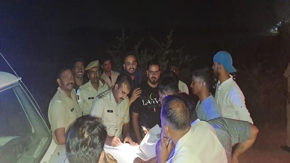 राजस्थान के कोटा में रोकी गई एल्विश की कार, नोएडा पुलिस को खबर देने के बाद कोटा पुलिस ने छोड़ दिया राजस्थान के कोटा में रोकी गई एल्विश की कार, नोएडा पुलिस को खबर देने के बाद कोटा पुलिस ने छोड़ दिया