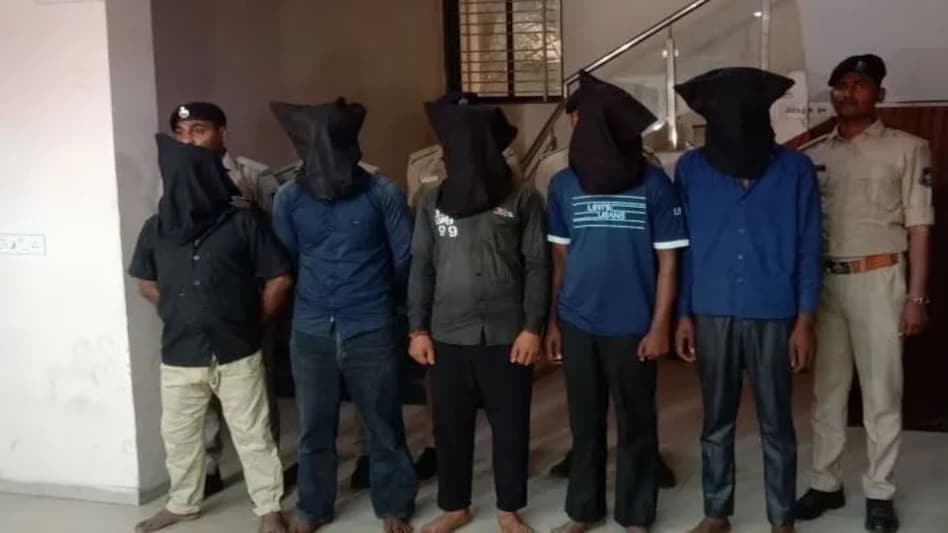 गुजरात के अहमदाबाद में आधी रात को घर में घुसकर 19 साल की लड़की से गैंगरेप, पांच सिक्योरिटी गार्ड्स ने की दरिंदगी गुजरात के अहमदाबाद में आधी रात को घर में घुसकर 19 साल की लड़की से गैंगरेप, पांच सिक्योरिटी गार्ड्स...