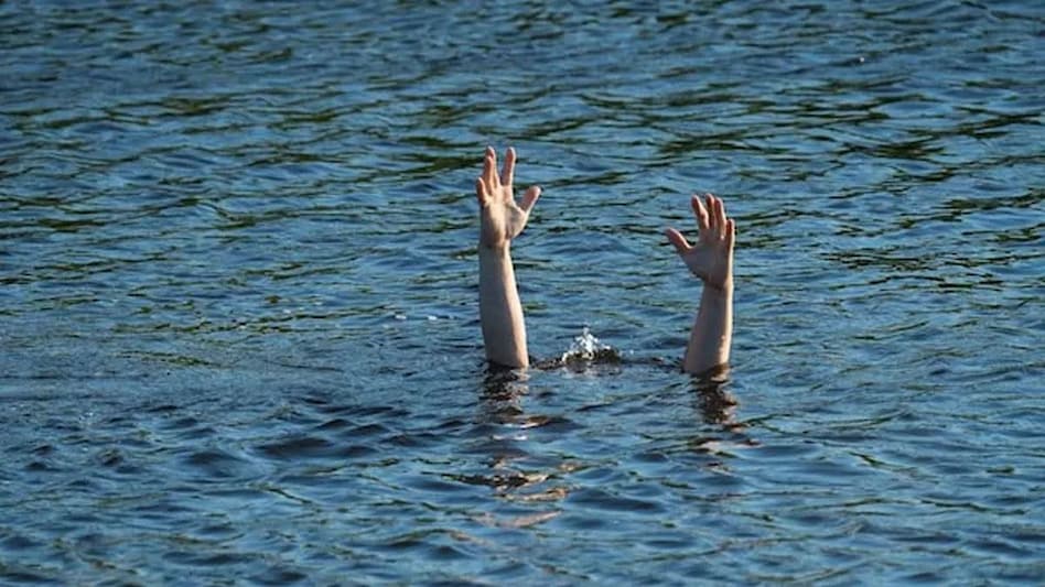 सास, बहू समेत दो बच्चों ने बांध में कूदकर की आत्महत्या, पति और ससुर के टॉर्चर से थी परेशान सास, बहू समेत दो बच्चों ने बांध में कूदकर की आत्महत्या, पति और ससुर के टॉर्चर से थी परेशान