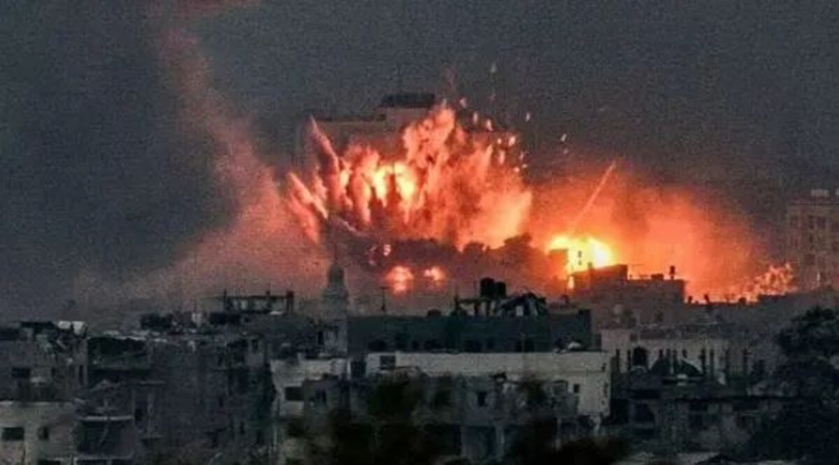 Israel Hamas War: गाजा सिटी में हमास के ठिकानों को इजरायल ने घेरा, फिलिस्तीनियों को IDF की चेतावनी गाजा पट्टी के एक शरणार्थी शिविर पर एक बार फिर इजरायली सेना ने हमला किया