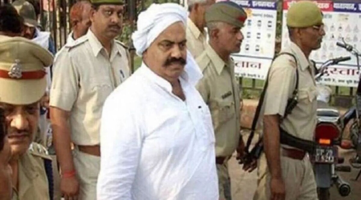 माफिया अतीक अहमद की बेनामी और अवैध संपत्ति की फिर शुरु हुई कुर्की, 20 बीघा जमीन गैंगस्टर एक्ट में हुई कुर्क Photo